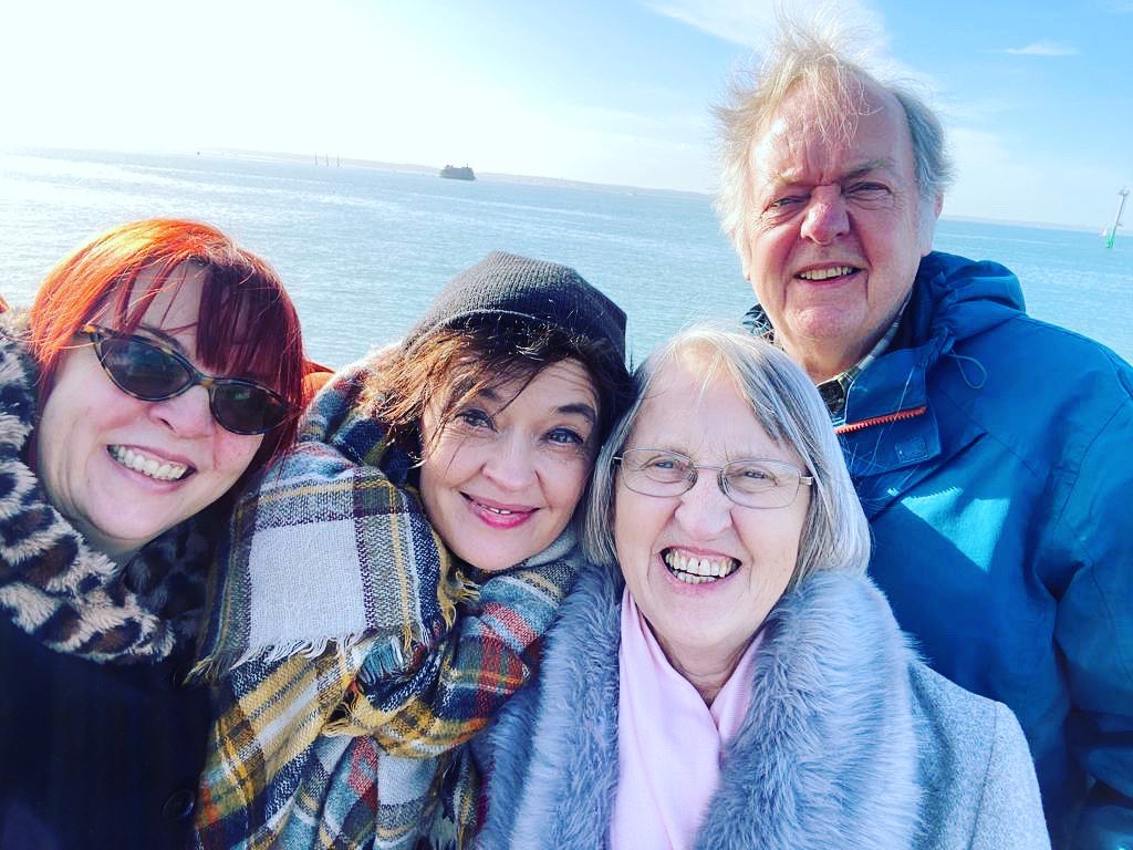betterussell's tweet photo. Lovely walk in the brilliant sunshine by the sea with my family, in the way to Buckland Newton for my #366daysofkindness show tonight. Feel very lucky - thanks to @crowd_inn @ApplauseTouring @ace__london https://t.co/hGRTbGpwin