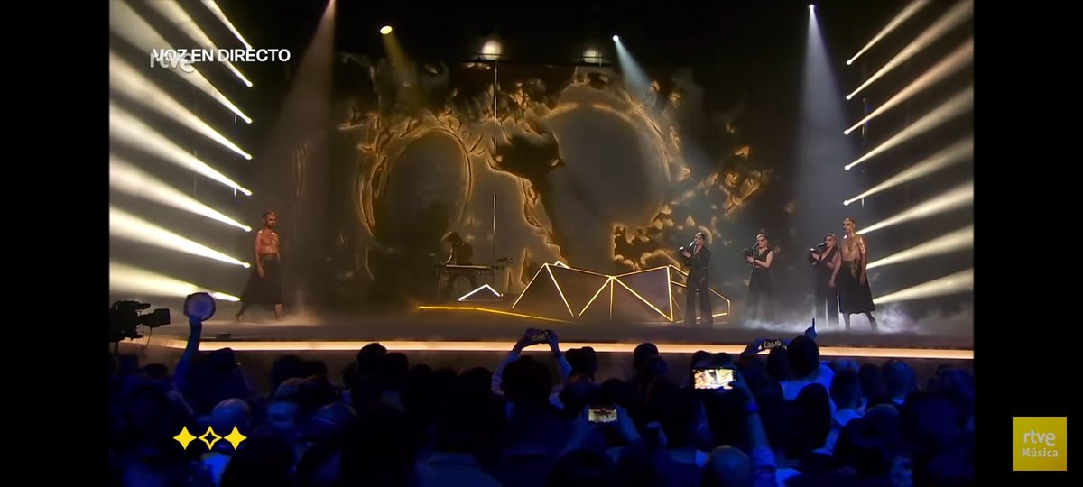 RaquelBGes's tweet image. As visuais, homenaxe ás mulleres pandereteiras, invisibles, nun programa de máxima audiencia.

Tamén gañaron elas e gañaron as @tanxugueiras... Quen perderon e perderán, son outros. #BenidormFest