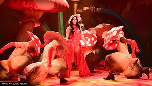 bsmeline's tweet photo. @AshleyGWinter, can you diagnose what's wrong with Katy Perry's dancers, from SNL last night. https://t.co/TDtrqh2esV