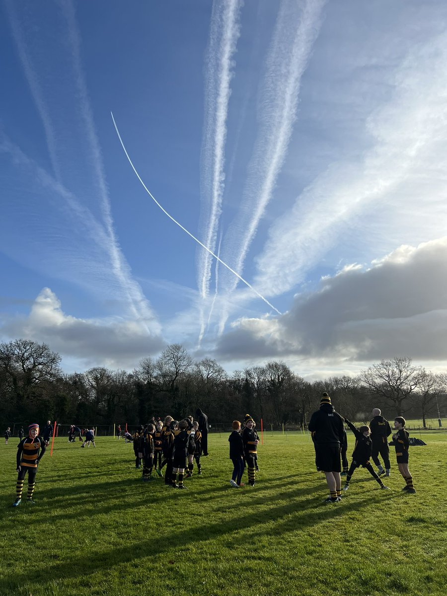 sgrimshaws's tweet photo. No one likes an early Sunday get-up but I’m not taking this year for granted. Blue skies, U9’s playing their first games of contact rugby and a sky full of vapour trails #sundayrugby #flightpath #learningtolivewithcovid https://t.co/K2fMk1npAN