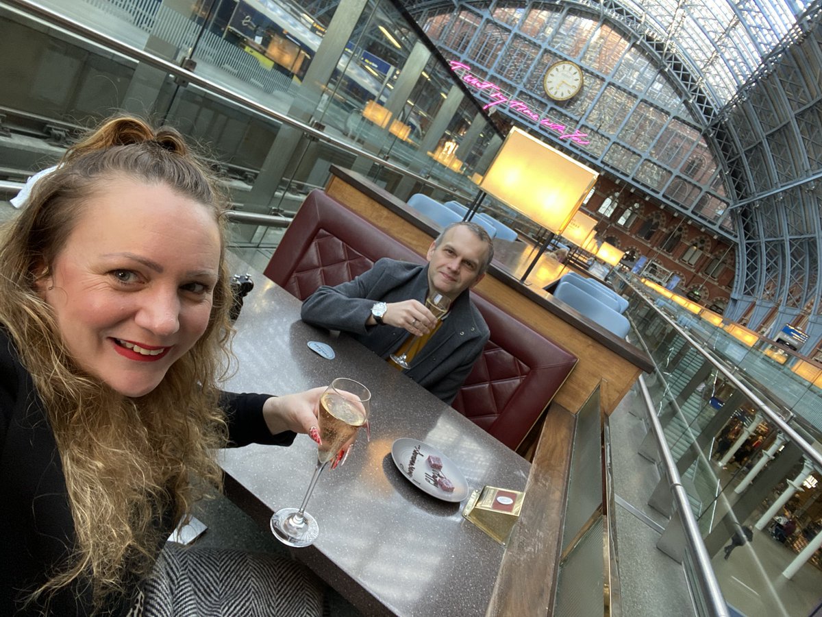 kittybarbie's tweet photo. @AaronCaergybi 

6️⃣ months ago we’ve got married here 👰🏼 🤵🏽 
Happy half year anniversary to us 🍾 🥂 #seeitsayitsorted If you know, you know 😂 
#happyhalfyearanniversary❤️ #stpancras #searcyschampagnebar
@StPancrasInt @SearcysBars @EurostarUK https://t.co/AMclV0vUfy