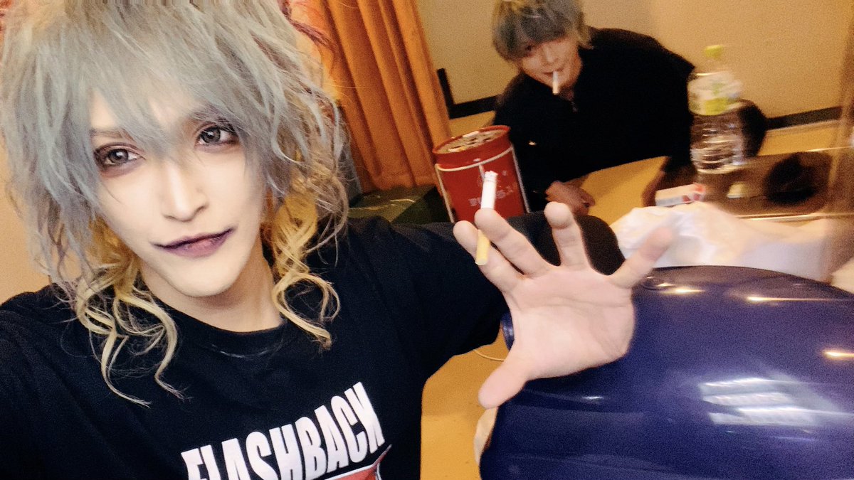 reika_d_out's tweet photo. フラバツ06OSAKA

てんきゅっきゅっきゅゅゅうう

奏でるサウンド、リズムに皆様が心と身体躍らせてるの見てるともうベース弾くの楽しすぎて今夜の酒もきっといや絶対美味いぜくぅぅぅうぅぅうう

んで喫煙所は憩いの場

お次来週徳島！ https://t.co/TYT5Lkm9YS