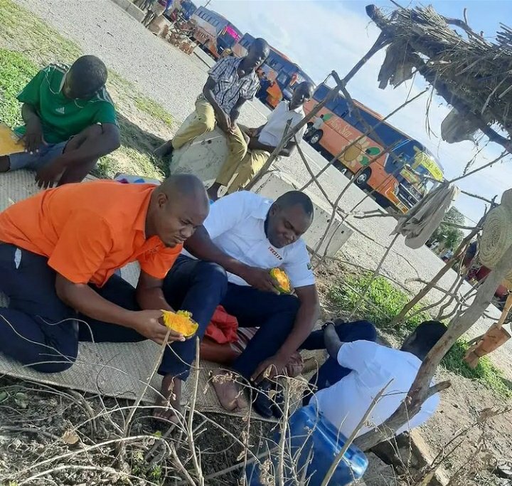 TBoundBuses's tweet photo. Tanzania ni nchi pekee wasafiri kwenye mabasi hawaruhusiwi  kufika mapema waendako, ila kuchelewa inaruhusiwa..

Baadhi ya Madereva wakipiga Story wakati wakisubilia escort ya polisi kuelekea Dodoma 🙌🙌 https://t.co/3AMjSmk4bA