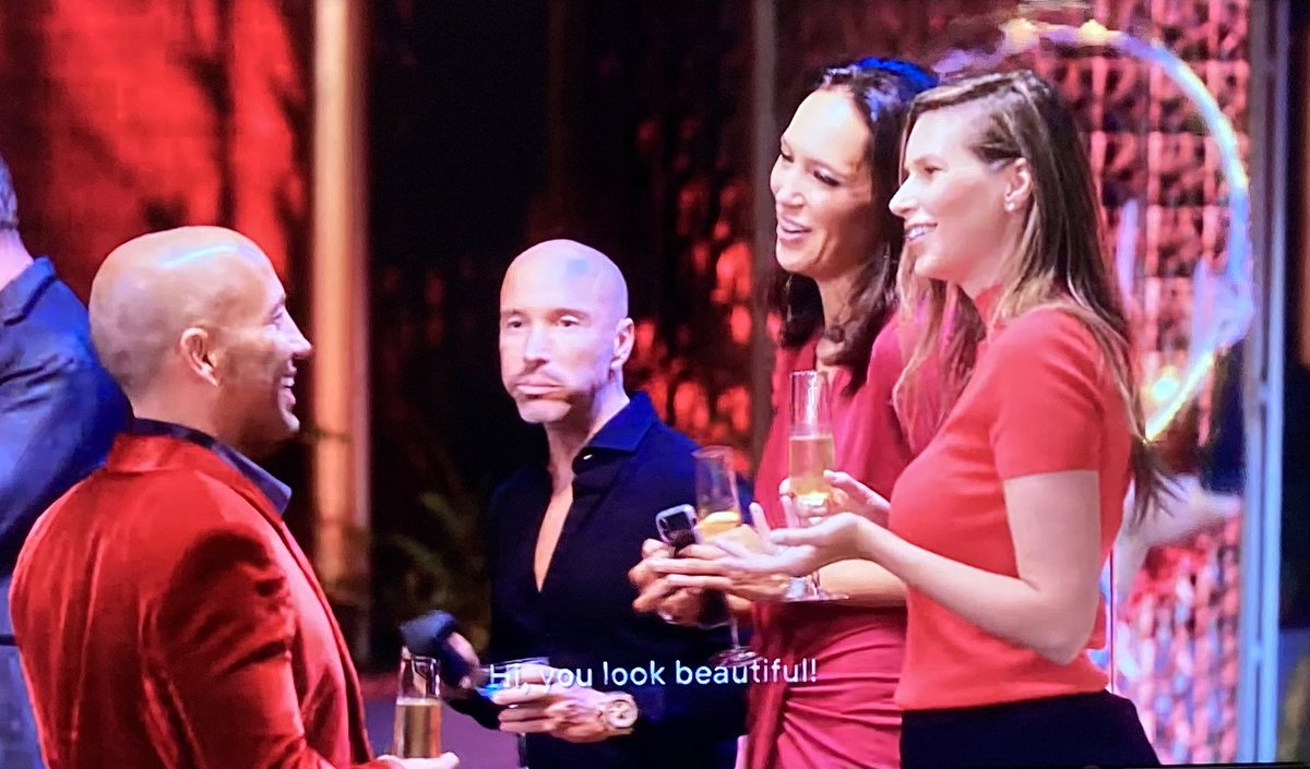 Netflix-ийн  #SellingSunset Лос Анжелесийн үл хөдлөхийн агент, реалтор хүүхнүүдийг талаарх реалити шоу хальт харахаар мань хэд яаж амьдраад байгаан бэ гэж бодмоор юмаа 😝 40 саяын байшин commission нь 1.2 сая доллар ч чихшиг