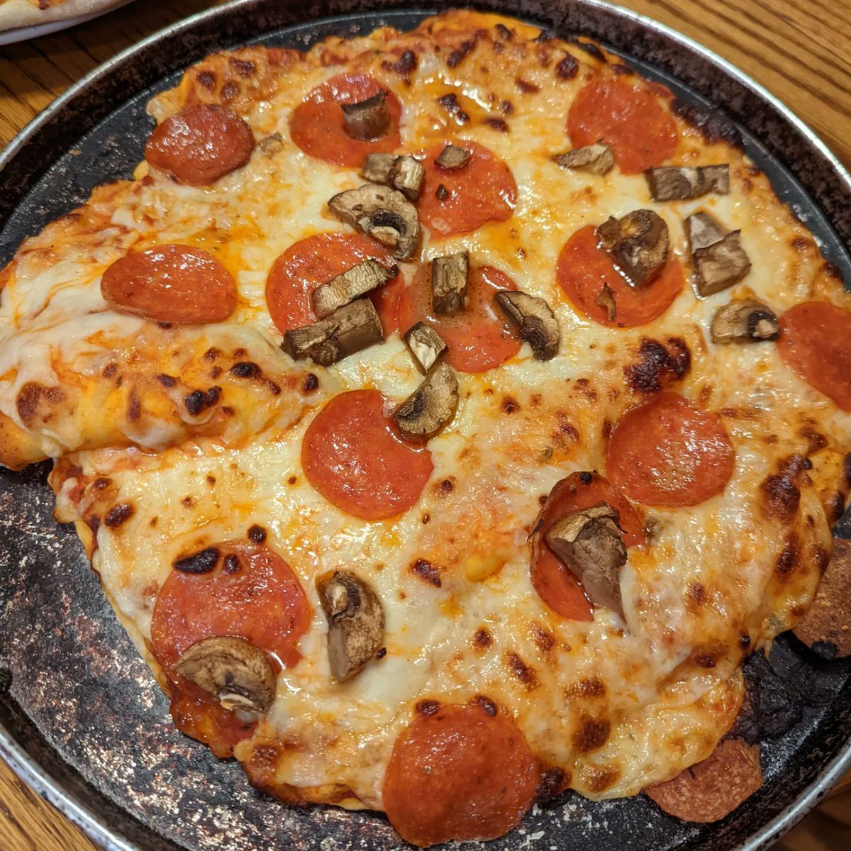 patgleason2's tweet photo. Took the @GMGrills #pizza oven out for her maiden voyage on the @recteq_official #RT700 last night #delicious #woodfired https://t.co/kx8PaR90t4