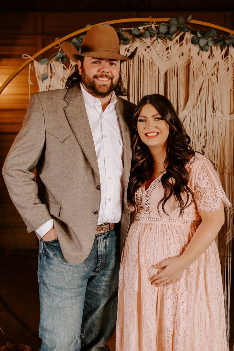 cassidyyautumnn's tweet photo. we surprised everyone at our babyshower with a whole ass wedding!!! ✨💖 https://t.co/cOFYI7sWKy