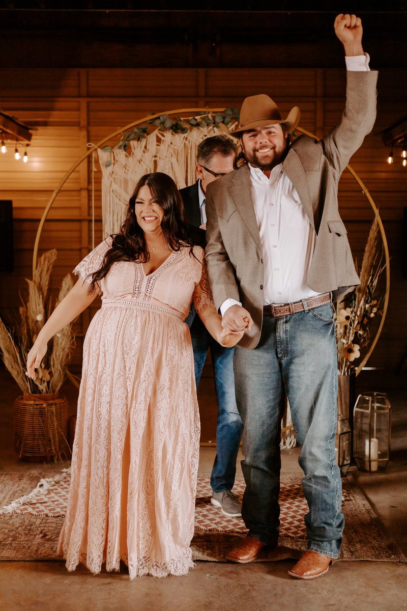 cassidyyautumnn's tweet photo. we surprised everyone at our babyshower with a whole ass wedding!!! ✨💖 https://t.co/cOFYI7sWKy