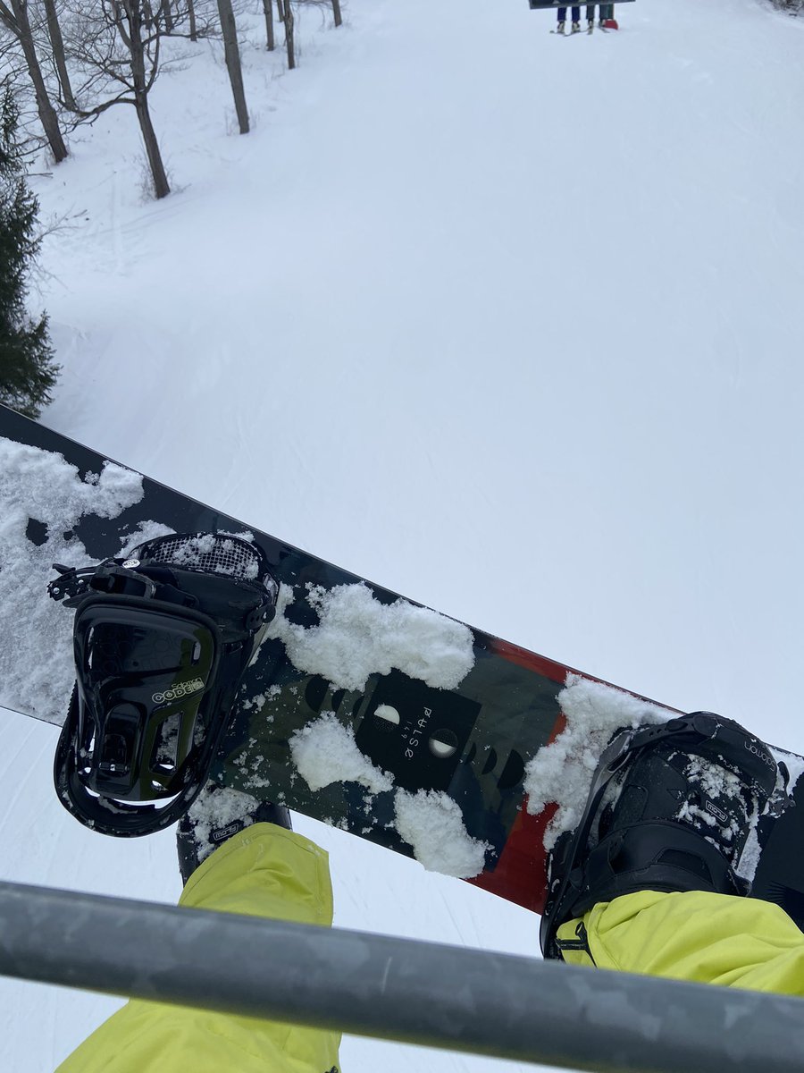 Robhopkins16's tweet photo. There is nothing like the slap of mother nature’s freezing cold breath bombing down the hill @mansfeild_ski #Salomonsnowboard  I may be old but I can still book it 🤣 https://t.co/KYXRA1SZjm