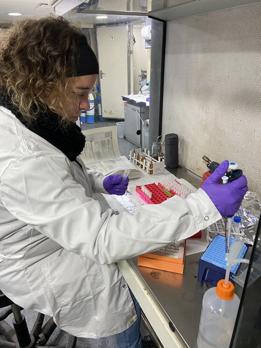 Collecting tons of samples for #omics , CARD-FISH, BONCAT, cultures, cytometry, Hg <a href="/jandriugarcia/">Andrea G Bravo</a>, <a href="/marta_rll/">martuks</a> for #Antom2 <a href="/ICMCSIC/">ICM-CSIC</a> <a href="/utm_csic/">Unidad de Tecnología Marina (UTM-CSIC)</a> <a href="/EMM_Barcelona/">EMM_Barcelona</a> <a href="/IDAEA_CSIC/">Inst. of Environmental Assessment & Water Research</a> <a href="/GEN_BGC_GROUP/">Global Change and Genomic Biogeochemistry</a> <a href="/CIM_Uvigo/">CIM UVigo</a> <a href="/IQOG_CSIC/">IQOG-CSIC</a> <a href="/microbialoceanW/">MoVie – Microbial Oceanography Vienna Group 🦠🌊</a> <a href="/hmadams0/">Hannah Adams</a> in the southeast station in #A33Hesperides
