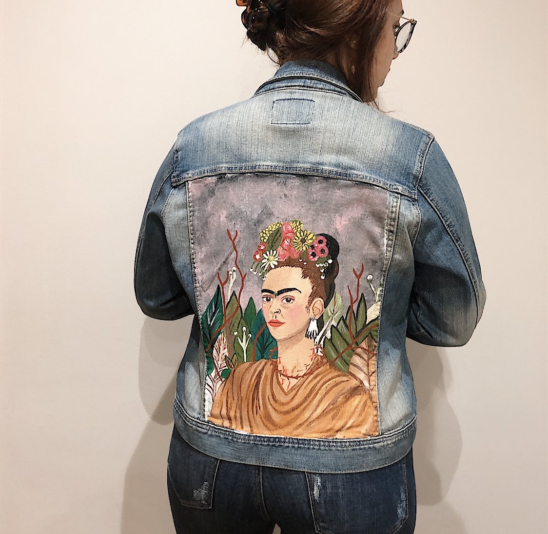 claudia_cl00's tweet photo. Chaqueta Frida Kahlo que he pintado a mano 💜 me ayuda mucho si compartís ✨ https://t.co/z5VCVB7H2i