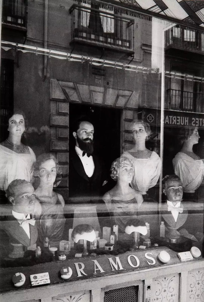 •
#InVentanArte
•
Shop window of hairdresser, Madrid, Spain, 1957
•
📷 #IngeMorath 
•