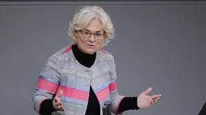 Verteidigungsministerin Lambrecht hat der Ukraine 5000 für den Feind offenbar todbringende Helme zugesagt. Offen ist noch ob auch Wolle und Stricknadeln geliefert werden, damit die Soldaten in den Kampfpausen sich wärmende Schals und Pullöverchen stricken können......