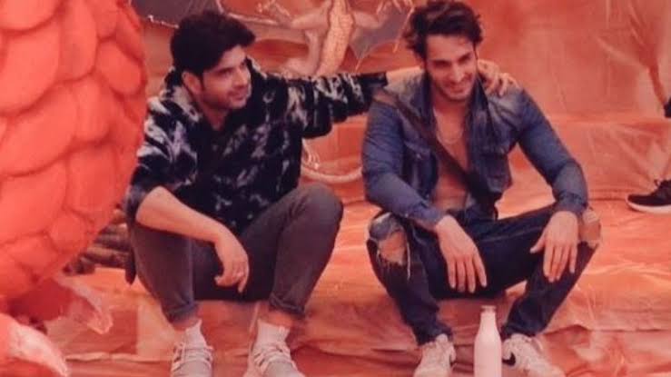 BB15LiveFeed1's tweet photo. My #UmRan loving heart stays, Baaaaki sab gaya tel lene .....

#UmarRiaz #KaranKundrra 

Let's catch up one last time tomorrow I'll do a Q&amp;A? 

What say? https://t.co/AhZRvBxTlj