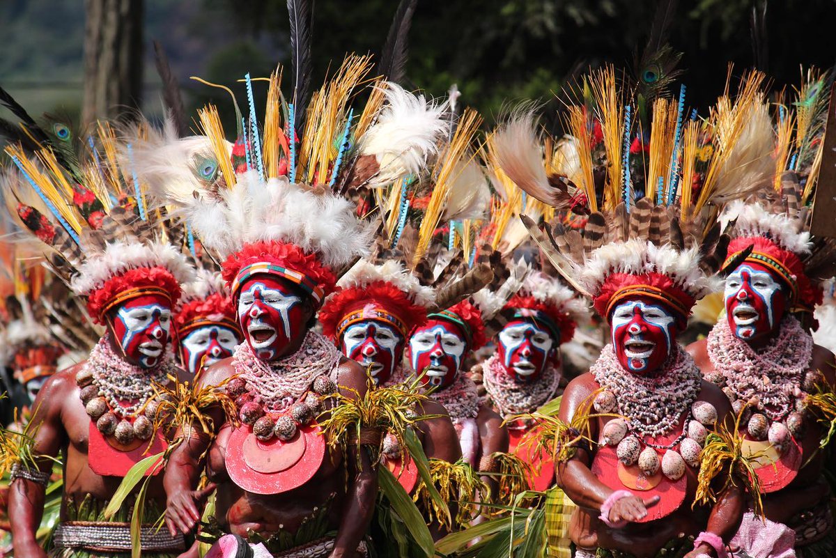 It's no surprise PNG festivals  are  the most Diverse FESTIVALS in the world, maintaining that authentic feeling🤩 Have YOU ever thought of exploring one these festivals this year?! 💕 Loving this shot by @loaminaaaa [iG] 📷 During the Hagen show
#visitpng #pngtourism