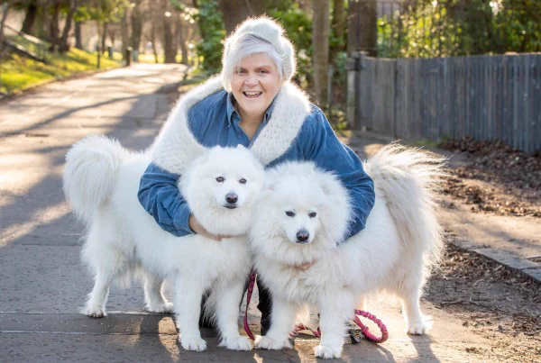 愛犬の毛を集めて？帽子やマフラーを編んだ女性！