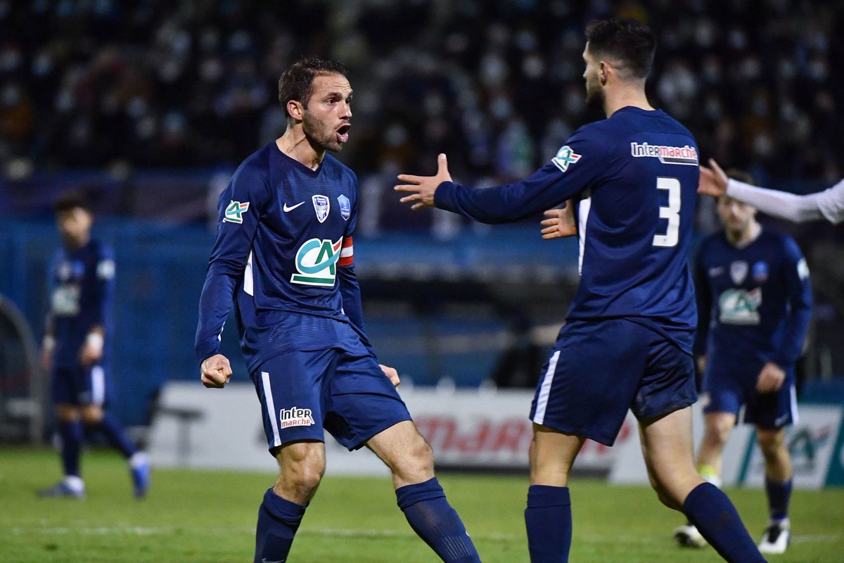 ActuFoot_'s tweet photo. L’EXPLOIT DE BERGERAC (N2) ! 🔥

Bergerac (N2) s’impose (1-0) face à l’AS Saint-Etienne et se qualifie pour les quarts de finale de la CDF ! 🇫🇷🏆👏 https://t.co/7iGc4fiJh8