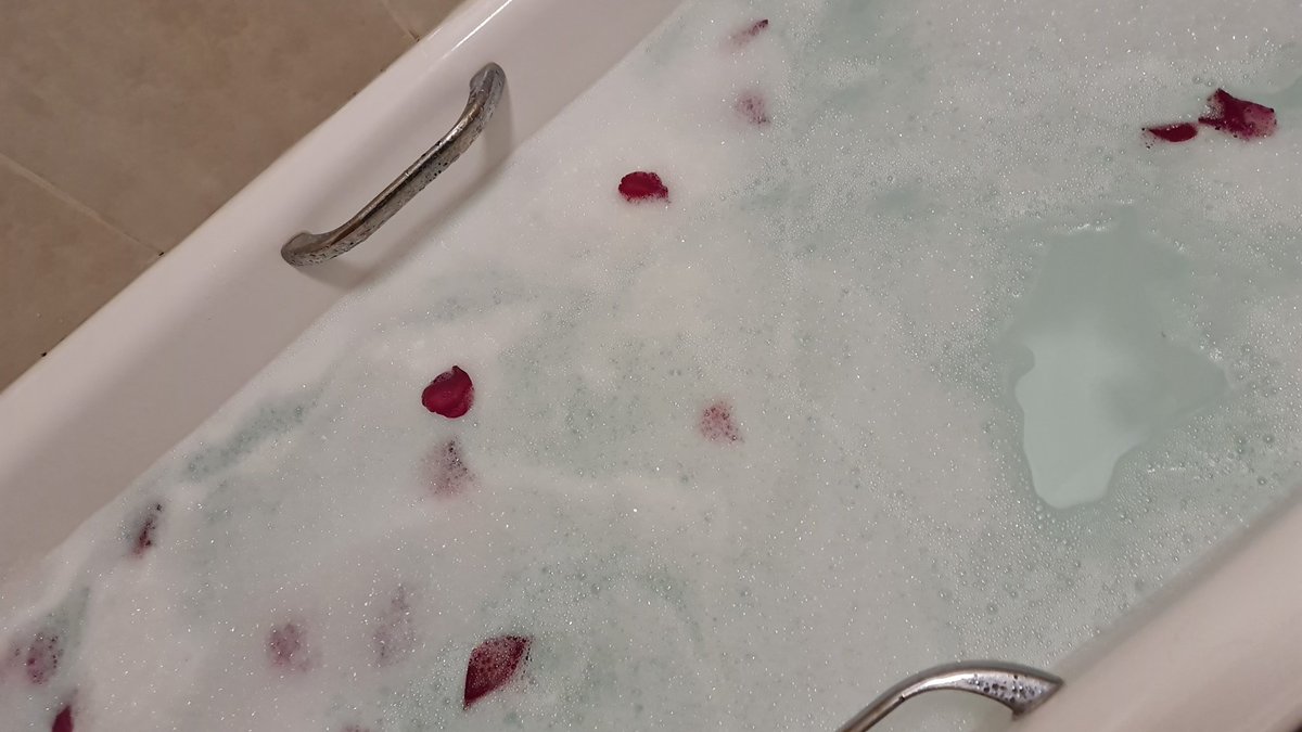 BinaryCoder's tweet image. Whats the first thing you do after long weekd of making games in the #gamejam? Bath.... Cheers 🤣🤣🤣🤣
