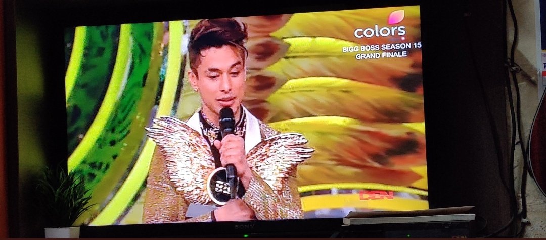 imjigu7's tweet photo. #PratikSehajpaI he is real winner he is the winner of public and we don't want a fixed winner that is tejaswini prakash who didn't do anything by herself she was spoon feeded by the makers to make her win the show .

Just see him how he his holding the trophy 🥺 https://t.co/9tZ1n4Vw2S