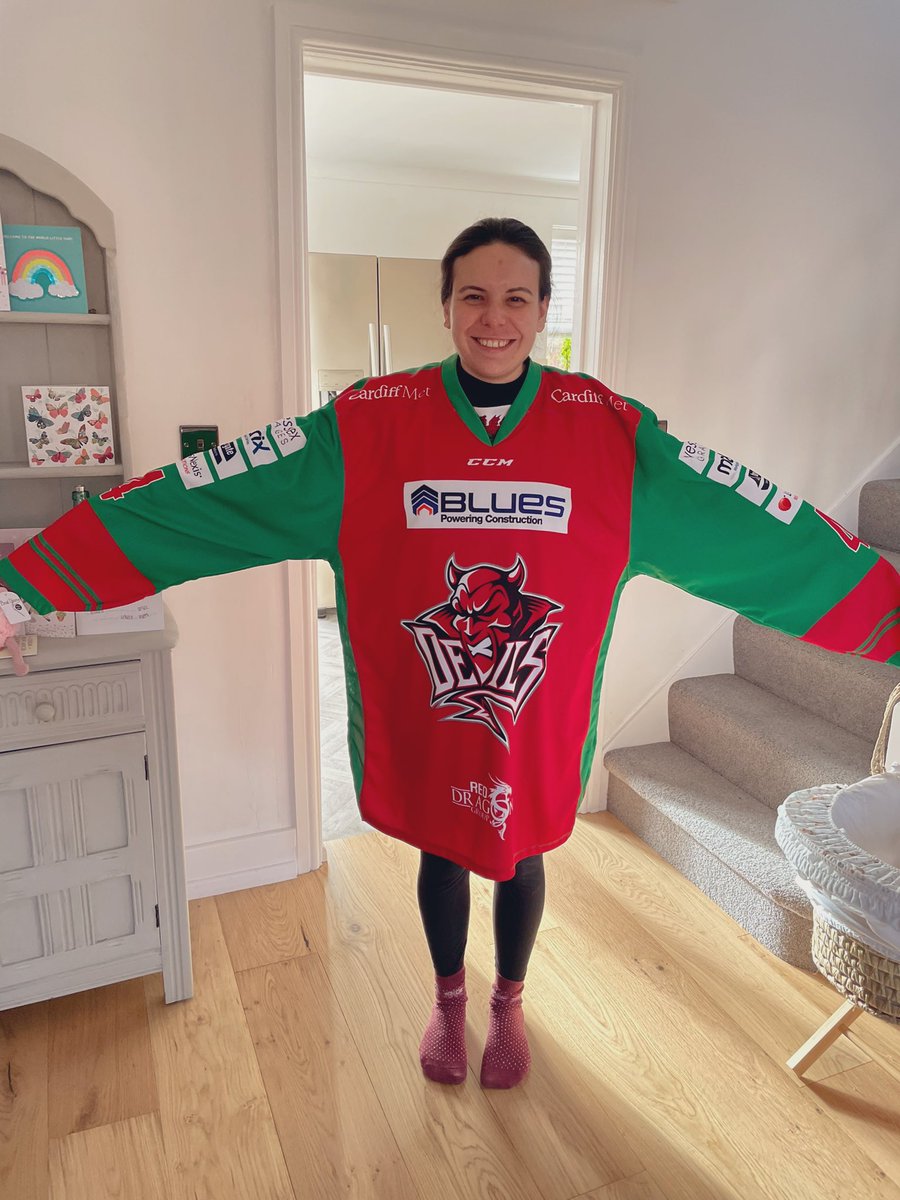 AndywXIII's tweet image. .@EmJCoWa modelling Marc McNulty’s game worn @cardiffdevils jersey from Friday night - a tad on the large side but a fantastic surprise after the birth of our little girl. 

@Philwts, thanks for the tickets and we can’t wait to introduce her to the #redarmy @IceArenaWales.