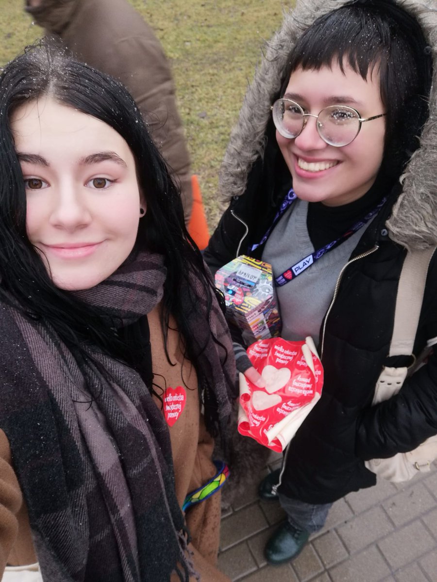 mlodalewica_'s tweet photo. Orkiestra Jurka Owsiaka zagrała po raz trzydziesty ‼️

W tym roku @fundacjawosp zbiera pieniądze na okulistykę dziecięcą, która potrzebuje wsparcia 🤓💜

Kwestowaliśmy w całej Polsce, bo wiemy jak bardzo potrzebne są te pieniądze i jak wielką moc ma WOŚP! 💪 https://t.co/ZLCSNgQJ5J
