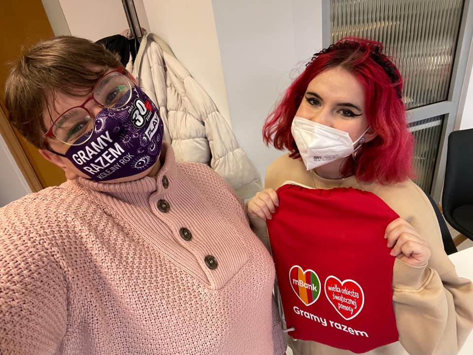 mlodalewica_'s tweet photo. Orkiestra Jurka Owsiaka zagrała po raz trzydziesty ‼️

W tym roku @fundacjawosp zbiera pieniądze na okulistykę dziecięcą, która potrzebuje wsparcia 🤓💜

Kwestowaliśmy w całej Polsce, bo wiemy jak bardzo potrzebne są te pieniądze i jak wielką moc ma WOŚP! 💪 https://t.co/ZLCSNgQJ5J