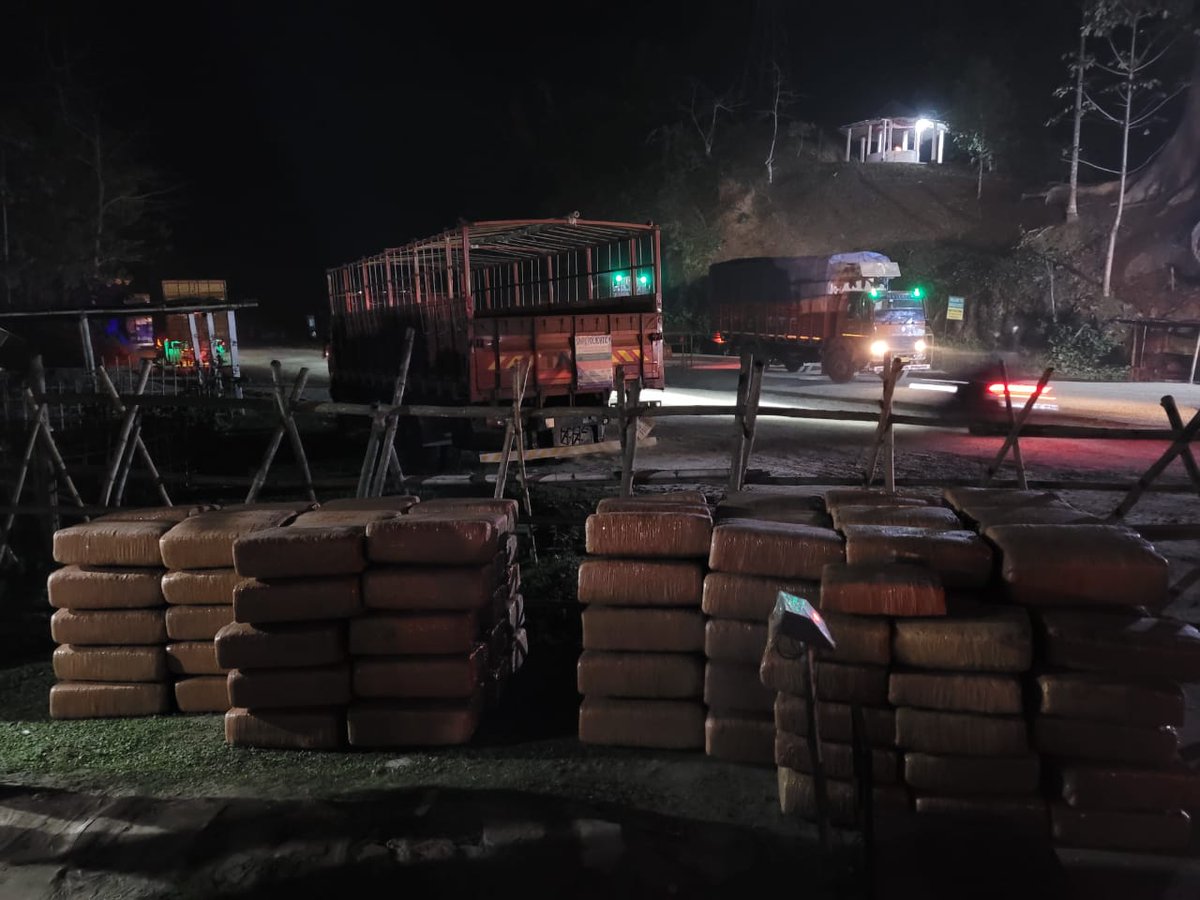 #AssamAgainstDrugs

A huge consignment of approximately 2,360 kg of ganja has been recovered at Churaibari border of a neighbouring state by @karimganjpolice.

Compliments to <a href="/assampolice/">Assam Police</a> for its continued efforts in eradicating the drug menace. Keep it up 👍