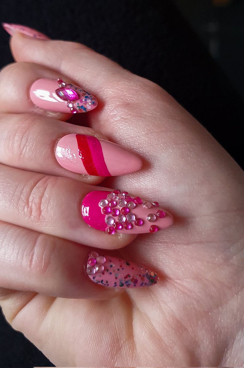 itsalsocharley's tweet photo. The @chrissychlapp-ification of nails 💅 https://t.co/HIervMNB14