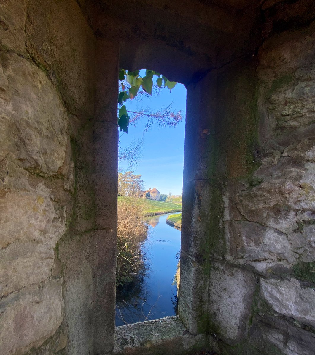 AllingtonCstle's tweet photo. Seeing things from a different perspective #alternative #pointofview #castlemoat #blueskies #SundayFeels https://t.co/nooEqPrdhE