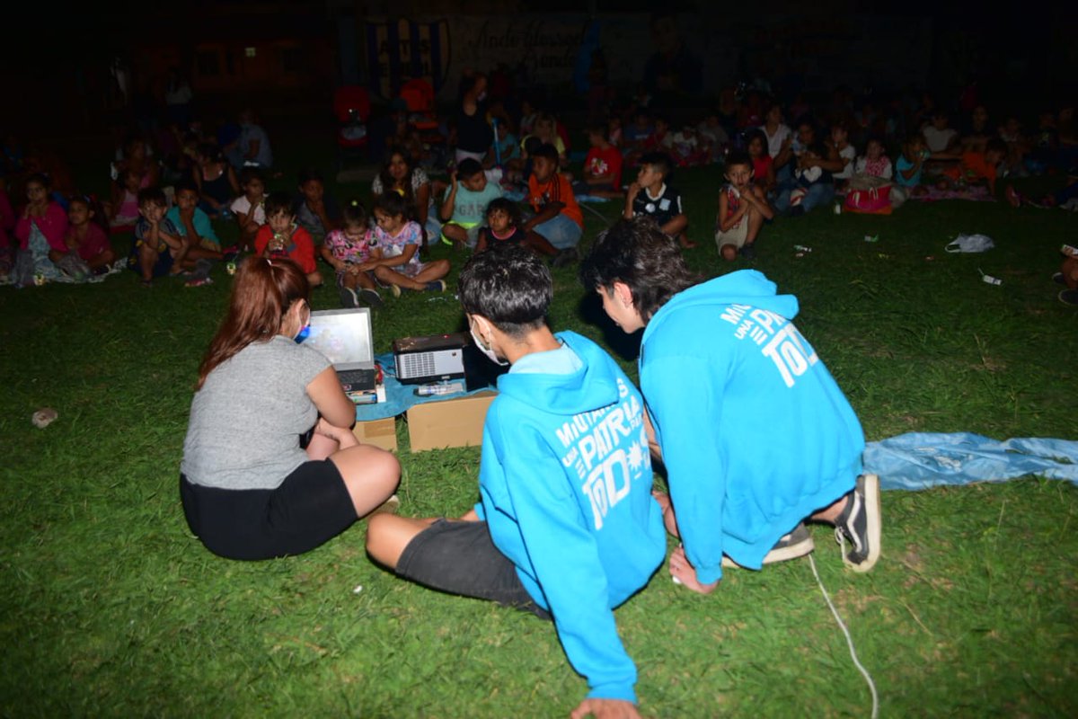 juvenemerlo's tweet photo. 💙 En #AltosDeMerlo junto a vecinxs, amigxs y compañerxs, compartimos una tarde/noche de juegos y merienda para las familias y lxs niñxs del barrio.

➡️ Reprogramamos, por problemas técnicos, para el 12 de feb, la proyección de la película "Encanto".

#NuevoEncuentro #Juventudes https://t.co/ir1MiABDcn