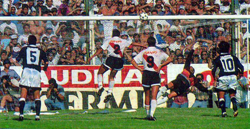 SiempreAlDiego's tweet photo. La eliminación a #Estudiantes, los penales contra #Belgrano, el penal de #Rivarola, el gol del mellizo para liquidar y #Perfumo en el banco.

#UnDiaComoHoy de 1993 Gimnasia ganaba la recordada final de #CopaCentenario contra #River, su mayor logro en el profesionalismo. https://t.co/bQcTQpV1nj