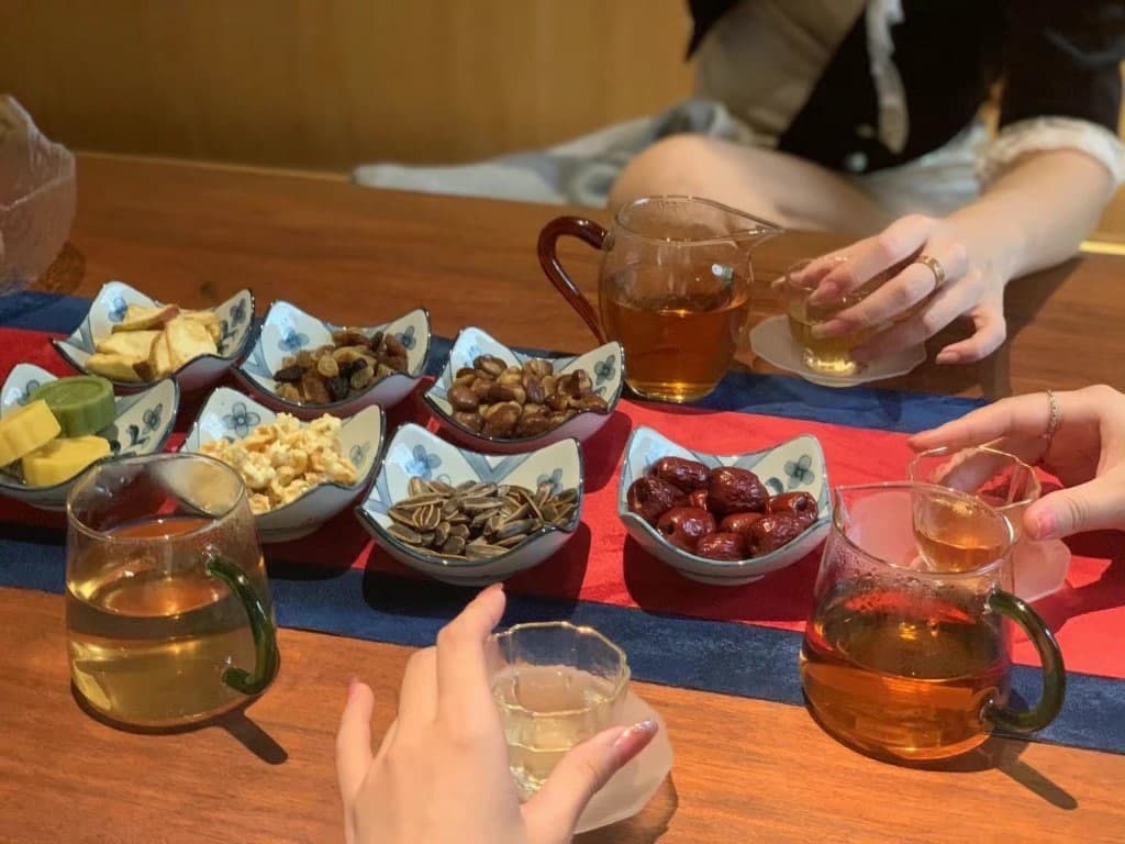 123xing3's tweet photo. A cup of tea is a solution for everything. https://t.co/edFB21qyaa