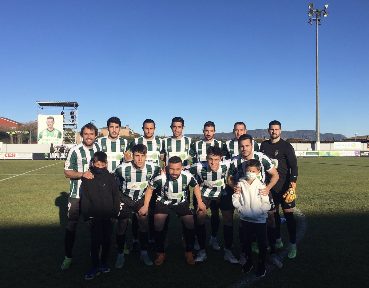 CFPeralada's tweet photo. ⭐️ Abans de començar el partit d’avui els fills de’n Sergi Murga, l’Èric i en Nil han fet la sacada d’honor del partit, just quan fa 1 any que ens va deixar el seu pare!!! 

Etern Sergi!!! https://t.co/qwtvS2tvzS