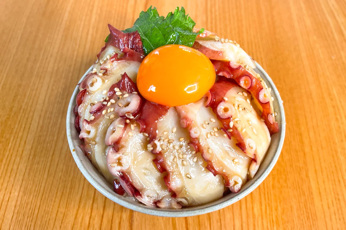 必要な材料が少ない&作り方がとっても簡単！「たこ」を使った丼ものレシピ！