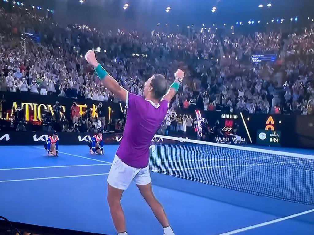 GabrielEscarrer's tweet photo. Un campeón, antes, durante y después del partido. Ya lo sabíamos, pero ahora es oficial: Rafael Nadal es el mejor tenista de la historia. Viva Rafa! https://t.co/CKNCvfVy0N