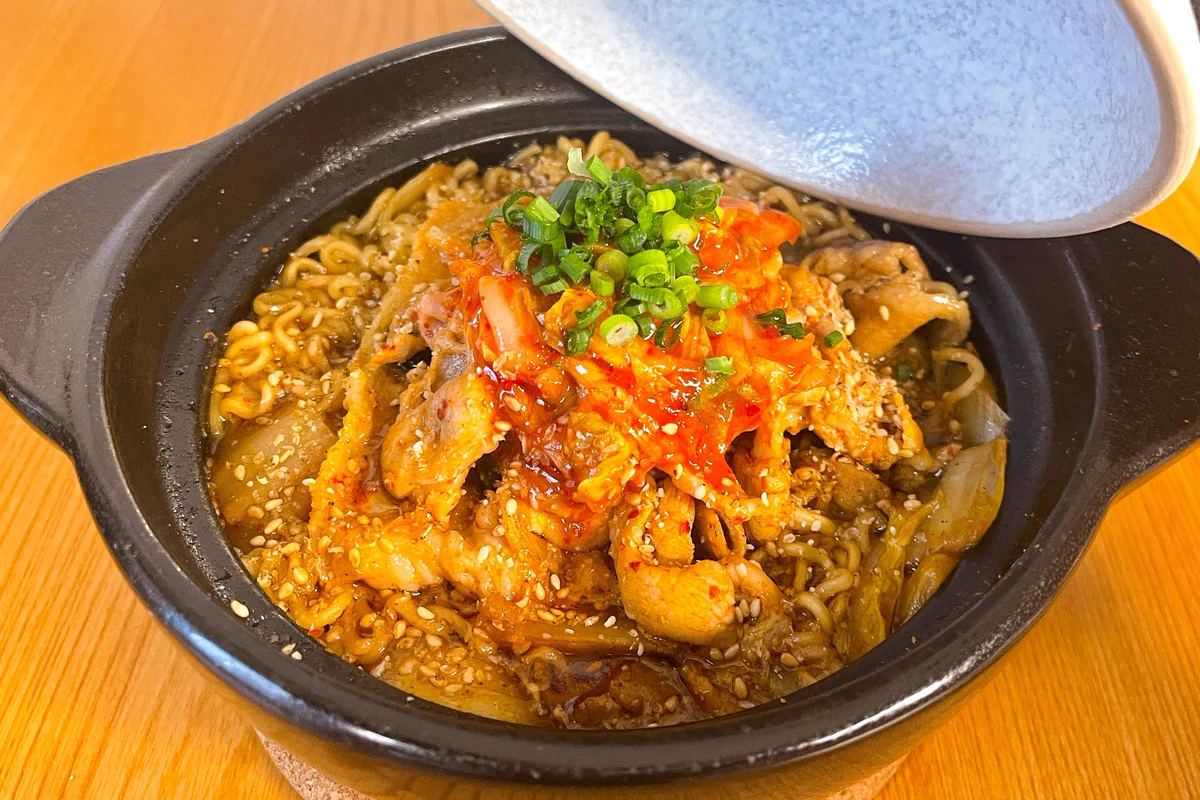 豚キムチとの組み合わせがたまらなく美味しそう！「サッポロ一番塩らーめん」のアレンジレシピ！