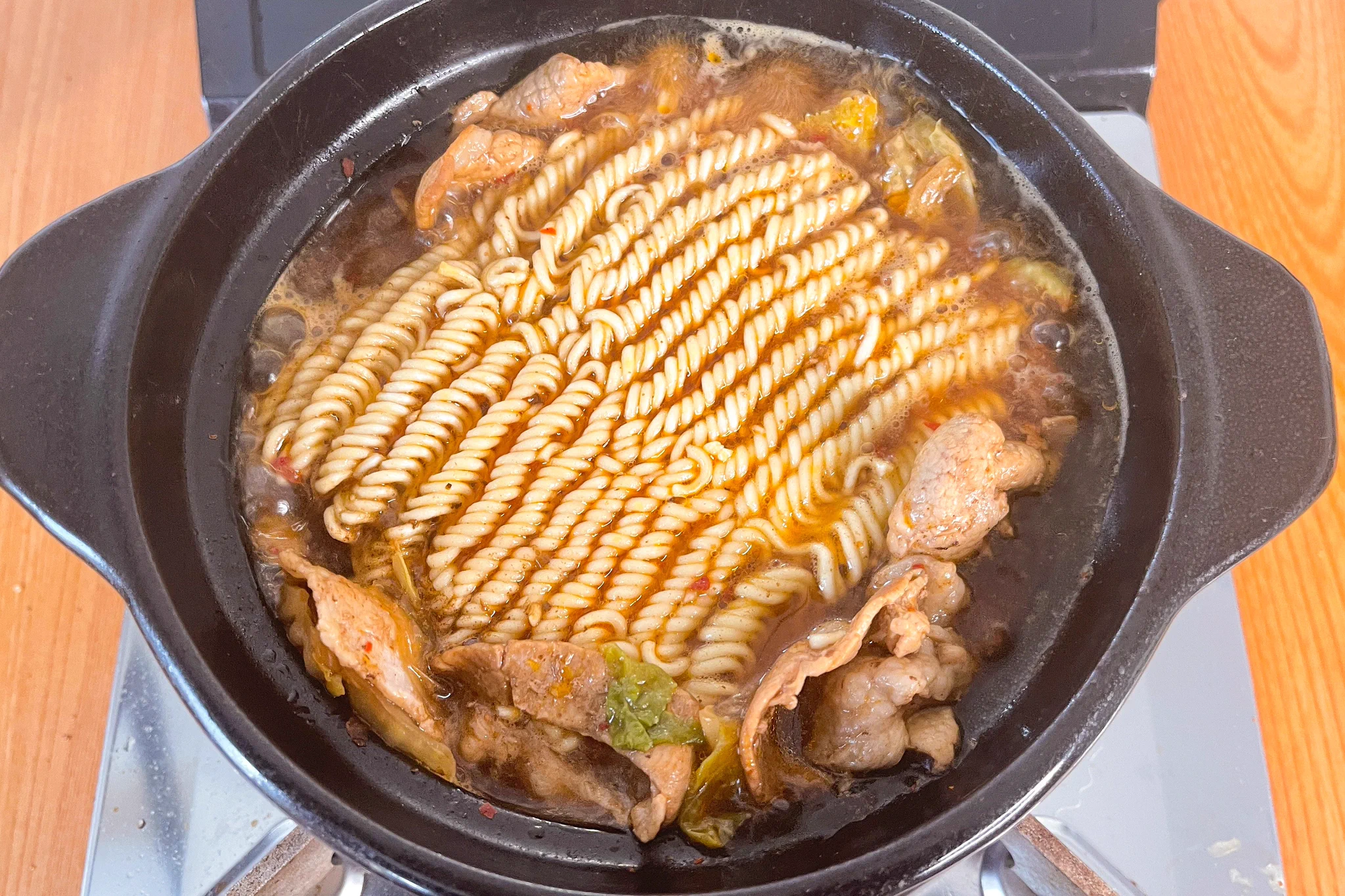 豚キムチとの組み合わせがたまらなく美味しそう！「サッポロ一番塩らーめん」のアレンジレシピ！