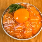 必要な調味料はたった3つだけ？!サーモン好きさん必見の「漬け丼」レシピ!