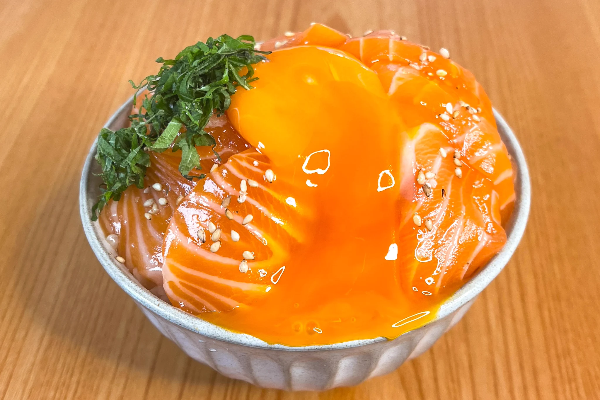 必要な調味料はたった3つだけ？！サーモン好きさん必見の「漬け丼」レシピ！