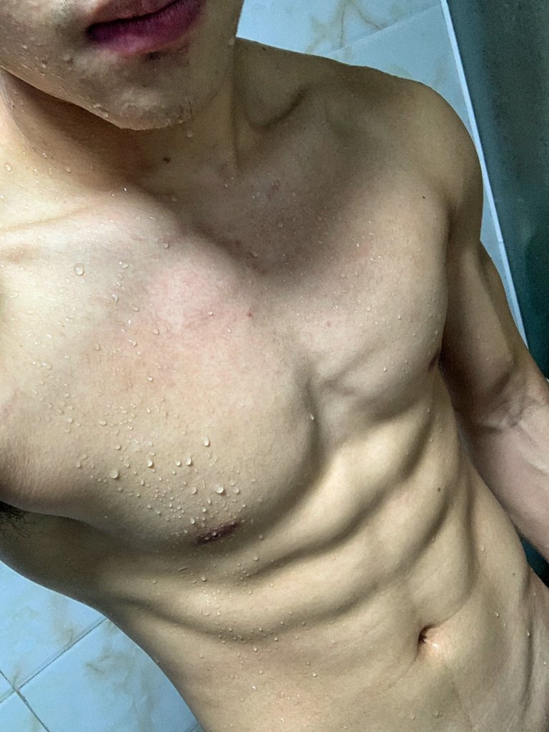 床上縫紉機on Twitter 晚安 腹筋 腹筋ローラー アブローラー 筋肉 筋肉男子 健身男 健身教练 三角裤 体育生 肌肉男 翘臀 健身 腹肌 胸肌 白袜 短跑 内裤