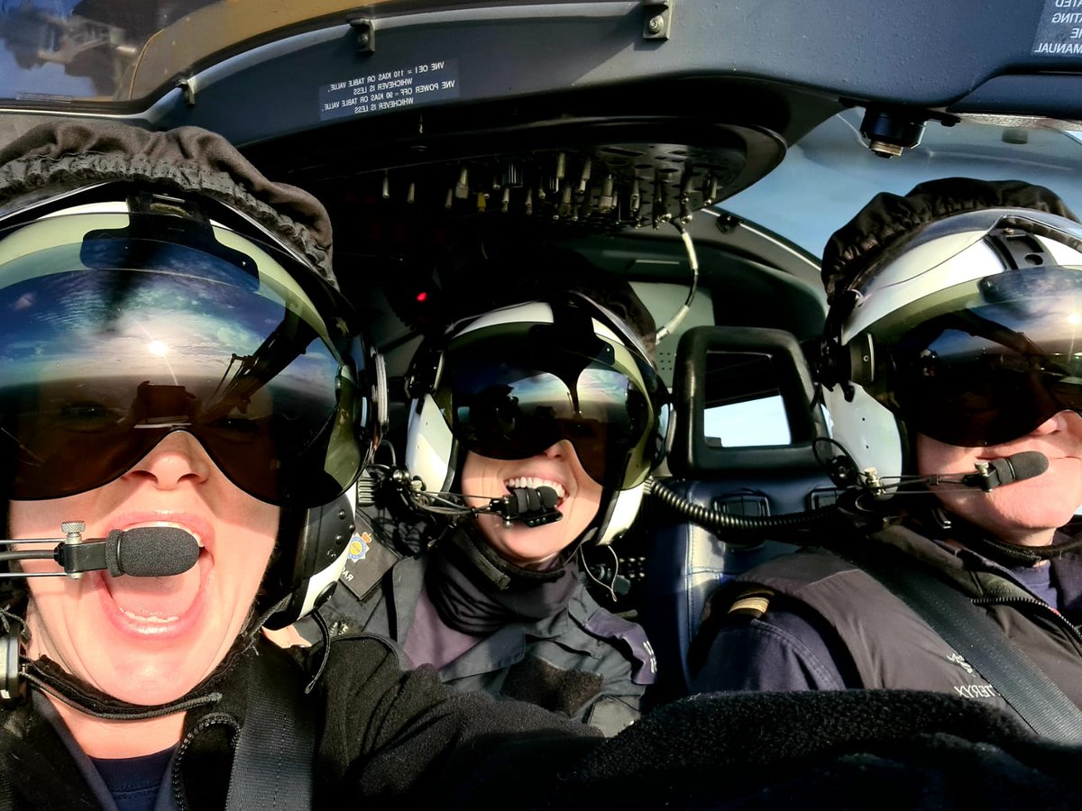 NPASLondon's tweet image. We do enjoy our jobs. Happy place to be. 🙂🌞#npas #EC145 #HappyWeekend