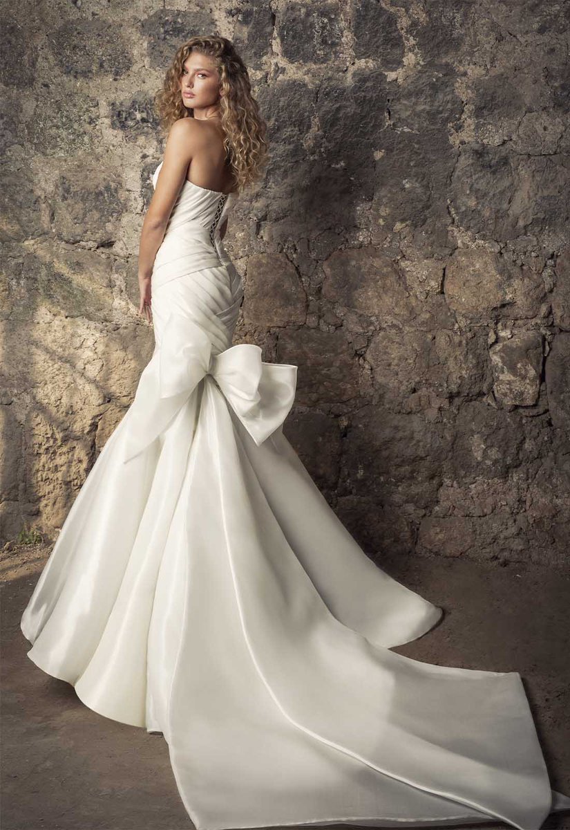 pninatornai's tweet photo. Liquid organza + draping + a #PninaTornai bow = Bridal gown magic! ✨
Gown: #OneCollection Style 4865T
Photo: Dvir Kahlon
MUA: Ortal Elimeleh
Hair: Benjamin Ruimi https://t.co/U3X4EL9G5j