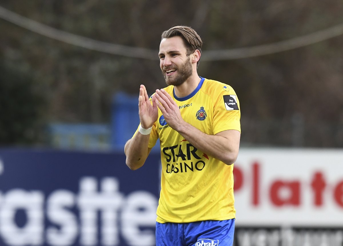 SKBeveren's tweet photo. ⏱️ 48' De eerste kans in de tweede helft is voor geel-blauw. Wuytens kopt naast op aangeven van Maderner. [1-0] 💛💙🦁 #BEVWES https://t.co/YXn4r7eplz