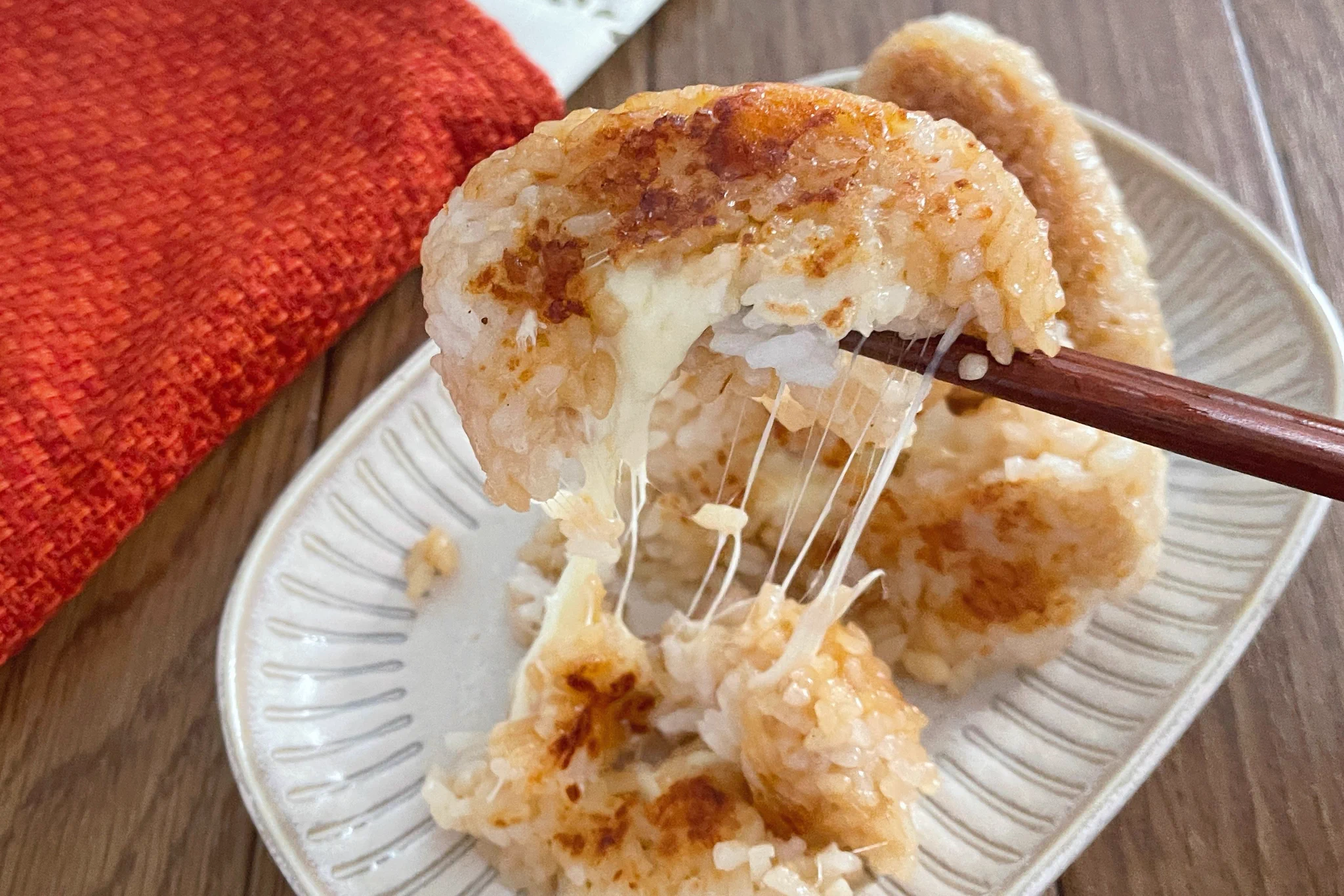 チーズとの組み合わせがたまらなく美味しそう！簡単で美味しそうな「焼きおにぎり」レシピ！