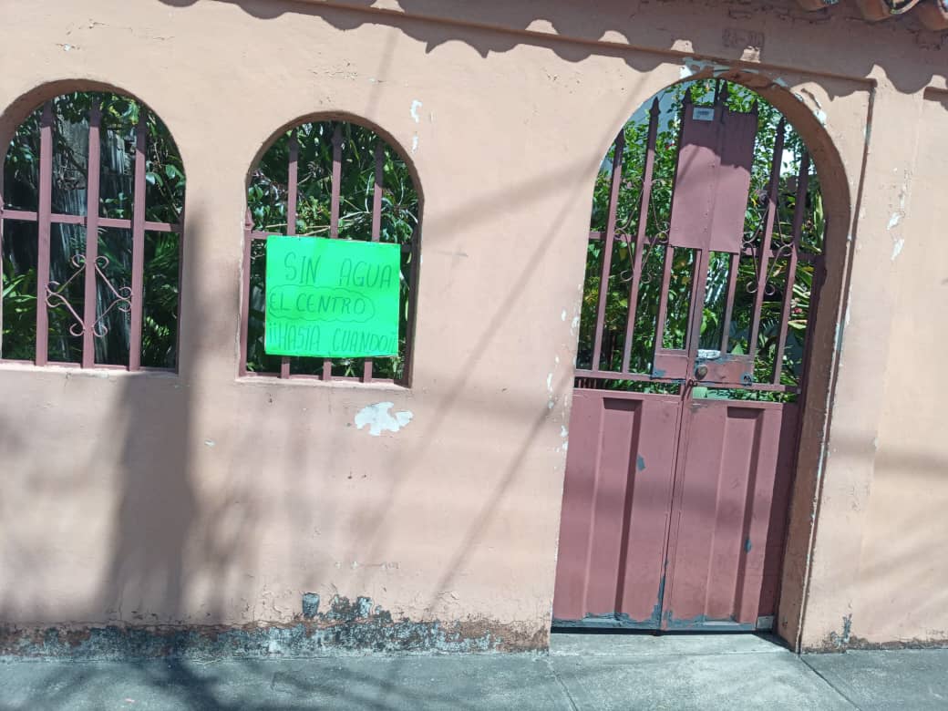 MahycolLinarez's tweet photo. #SINAGUA Fachadas de viviendas en el Barrio Lisandro Alvarado amanecen hoy Domingo 30/01 con carteles manifestando la falta de agua en el sector desde hace días. La fiesta del agua nada que celebrar en
#Acarigua #Portuguesa #Venezuela #QueremosSoluciones https://t.co/TY7oZ2BM7a