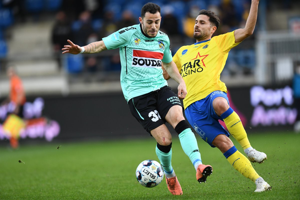 SKBeveren's tweet photo. ⏱️ 50' Bertone met een prima vrije trap. Jensen lost en kan in tweede instantie de bal maar net op tijd ontzetten! [1-0] 💛💙🦁 #BEVWES https://t.co/WZ35a0M9Ac
