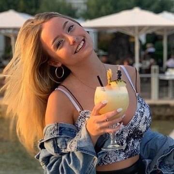 BeWarmers's tweet photo. This is Harriet Robson, girlfriend of Man United's Mason Greenwood, who had the courage to speak out against his alleged abuse.

We hope that her incredible bravery inspires more women to do the same. Remember, you are never alone. ❤️ https://t.co/iQdNqx1I0H