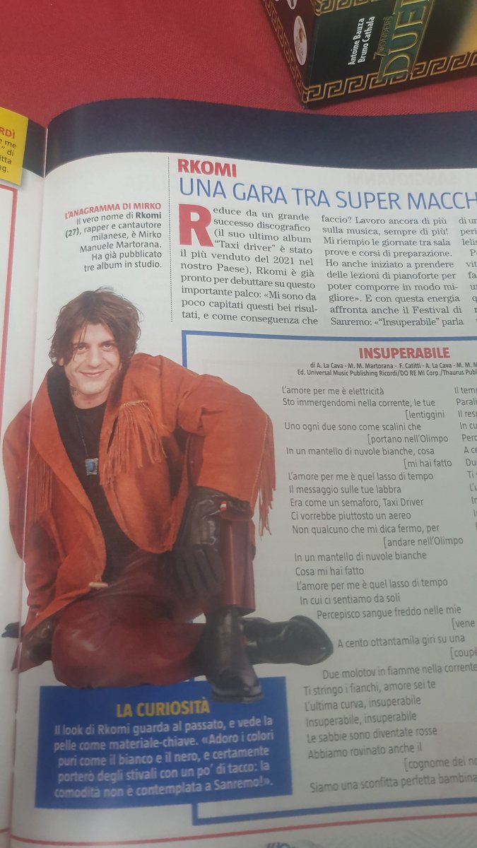 FreGarro's tweet photo. Scelta artistica pazzesca di @FabioDeLuigi che ha scelto di debuttare a #Sanremo2022 con questo nuovo personaggio.

@FantaSanremo https://t.co/jeJWyzq5yq