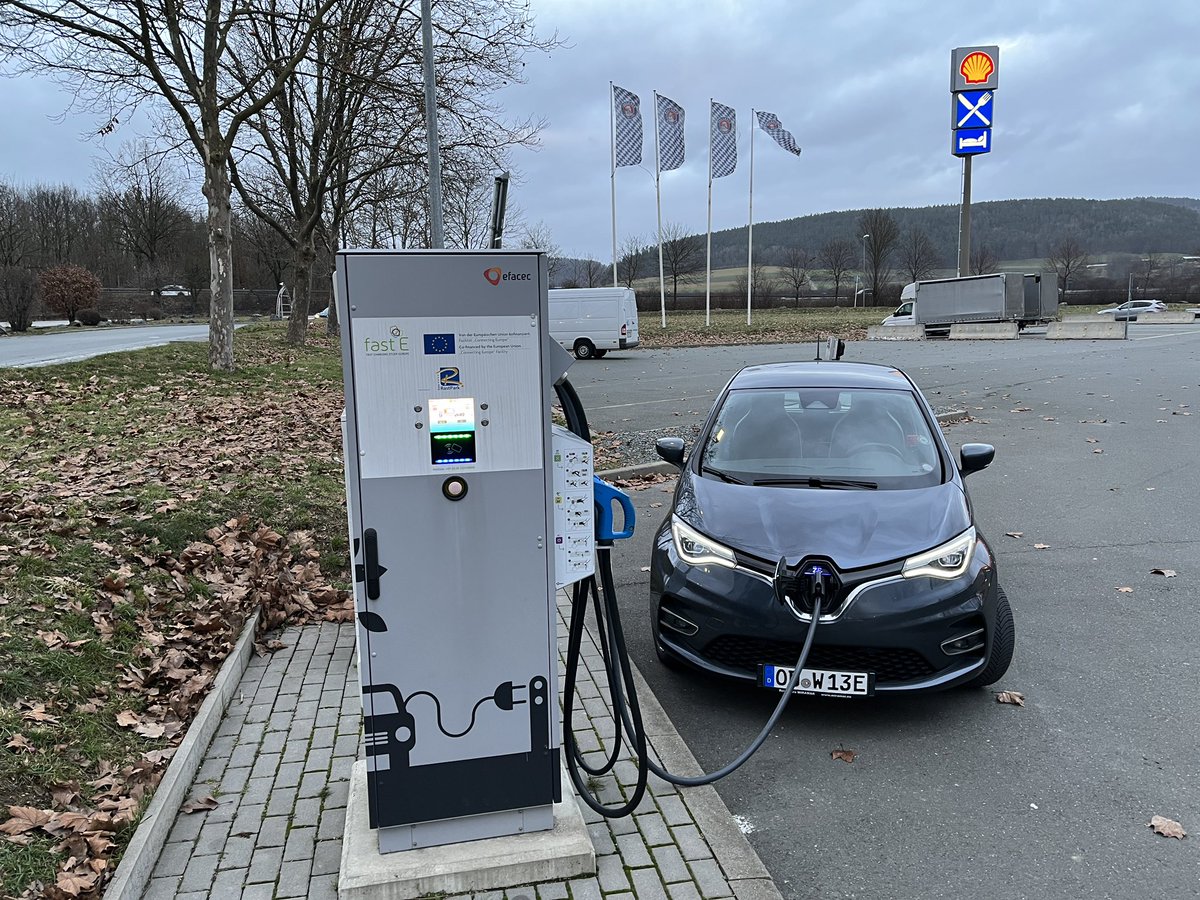 _MDL3's tweet photo. Last charging stop for today. 520km so far, 113km to go. ZOE runs great, very calm inside. Unfortunately no heating during charging. Not even the heated seats work. That is the main reason that I will say good bye soon to the #RenaultZOE. @renault_fr doesn’t fix this problem ☹️ https://t.co/2o9ehxMQJ8