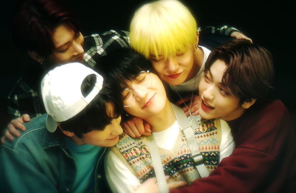 byeoleaf's tweet image. The Dream Chapter: Eternity brings on the motif of loneliness, and the different ways it comes to a person. The coming weeks will be on that album but for now, we'll talk about Drama, the opening track that hums the tune of playing character roles. #MOAMusicMonday @TXT_members