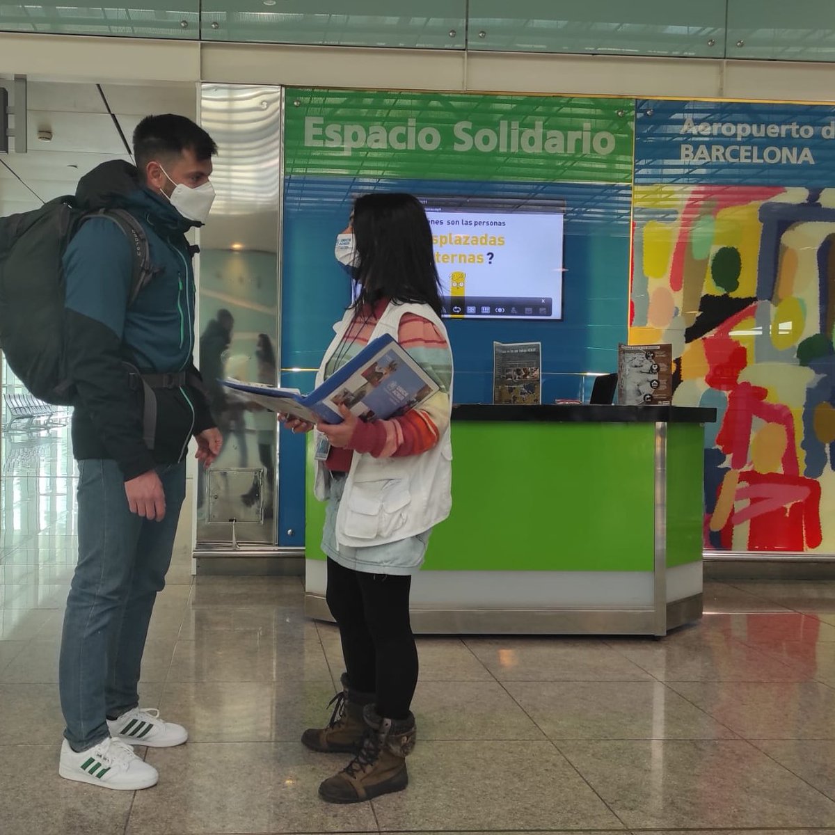 eACNUR's tweet photo. ¿De vuelta del fin de semana? ✈️ Si pasas por al Aeropuerto Josep Tarradellas Barcelona-El Prat, aprovecha y descubre el espacio solidario de @aena.
💬 Esta semana te explicamos cómo trabaja ACNUR con las personas desplazadas. ¿Te sumas? #ACNURContigo https://t.co/1J9iXUg0Rw